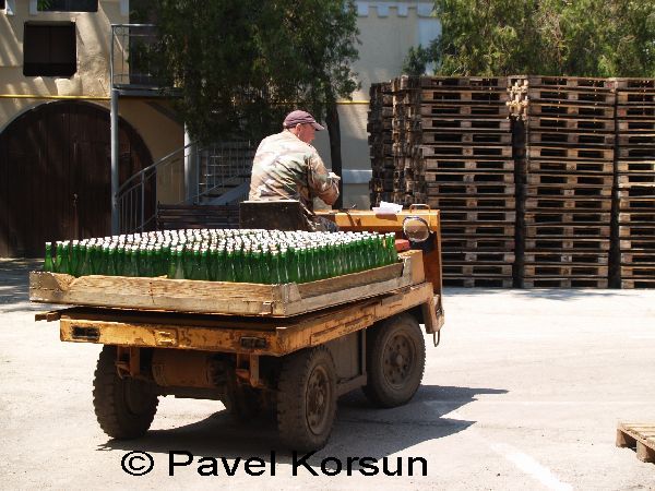 Крым - Новый свет - Завод шампанских вин Новый Свет - Транспортировка бутылок шампанского