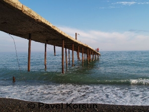 Крым - Морское - Рыбаки на разрушающемся пирсе и Черное море