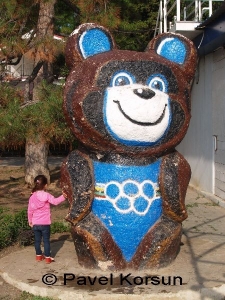 Крым - Алушта - Олимпийский Мишка и девочка