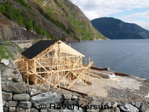 Строительство деревянного дома на берегу Согнефьорда