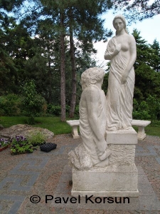 Крым - Санаторий Айвазовское - Скульптура-символ Старость и Юность