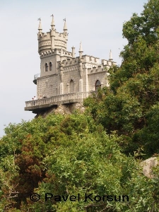 Крым - Гаспра - Замок Ласточкино гнездо и зеленые склоны мыса Ай-Тодор 