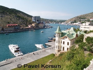 Крым - Балаклава - Балаклавская бухта, катера и элитные дома