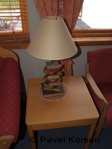 Оригинальная настольная лампа для чтения в отеле "Grotli Hoyfjellshotel"