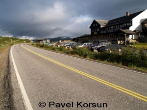 Дорога проходящая рядом с отелем "Grotli Hoyfjellshotel"