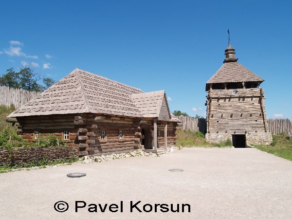 Запорожье - Остров Хортица - Музей Запорожская Сич - Дом писаря и деревянная башня