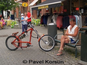 Байкер с оригинальным велосипедом стилизированным под мотоцикл в Лиллехаммере