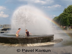 Днепропетровск - Девочка и мальчик купаются в фонтане Одуванчик