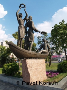 Днепропетровск - Памятник - Девушки с венками