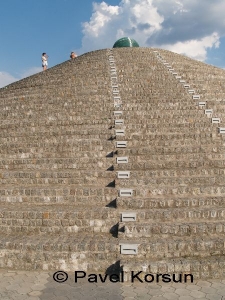 Днепропетровск - Современная архитектура - Пирамида со стеклянным шаром на вершине