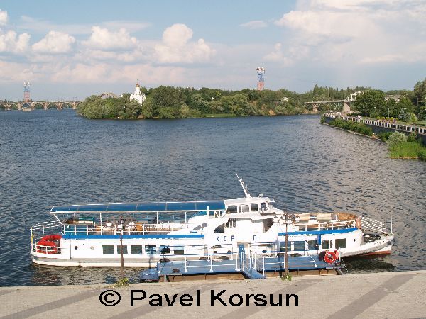 Днепропетровск - Прогулочный теплоход и вид на Монастырский остров