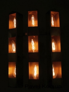 Девять электрических лампочек светящихся как свечи в темноте