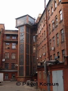 Днепропетровск - Внешний лифт во дворе дома