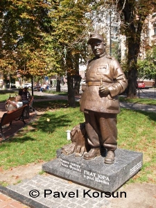 Киев - Памятник Гнату Юре в роли солдата Швейка