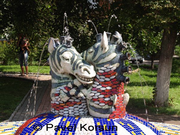 Киев - Пейзажная аллея - Объятия влюбленных зебр