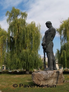 Летичев - Памятник национальному герою Устиму Кармелюку