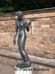 Бронзовая скульптура девушки смотрящей в зеркало