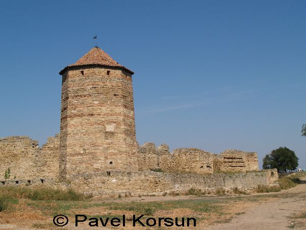 Белгород-Днестровский - Белгород-Днестровская крепость - Девичья башня и внешняя стена