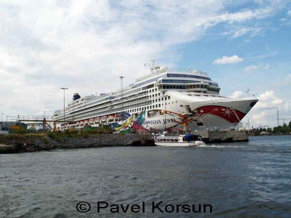 Круизный корабль на стоянке в порту Стокгольм