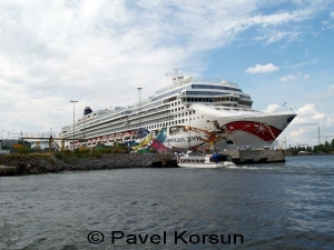 Круизный корабль на стоянке в порту Стокгольм