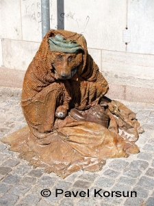 Скульптура бедной лисы с ботинком