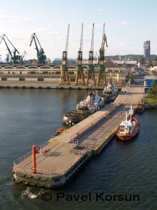 Дамба и портовые краны в порту Гданьск