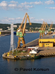 Створный знак и портовые краны в порту Гданьск