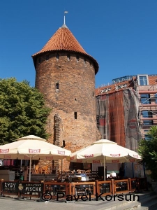 Башня старинной крепостной стены города Гданьск и летнее кафе