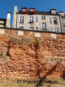 Полуразрушенная крепостная стена в Гданьске 