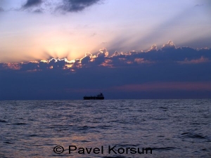 Севастополь - Сухогруз в Черном море на фоне облаков и рассвета