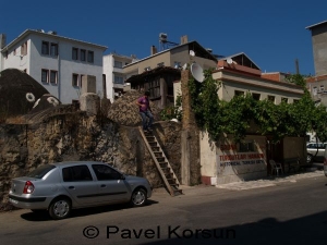 Мужчина спускается по лестнице с крыши турецкой бани