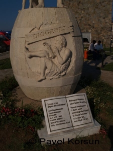 Памятник греческому философу и оратору Диогену 