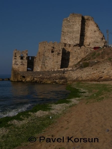 Полуразрушенные стены крепости города Синоп у берега Черного моря