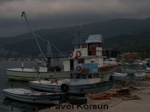 Турецкие рыбацкие корабли и лодки пришвартованы в гавани города Инеболу