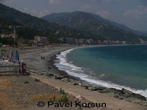 Побережье Черного моря и каменистый пляж в районе турецкого города Инеболу