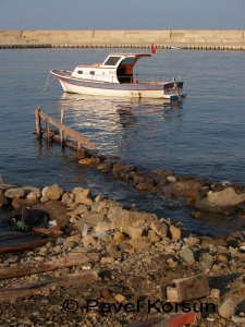 Рыбацкий катер в марине селения Амасра