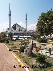 Мечеть с двумя минаретами - современная архитектура
