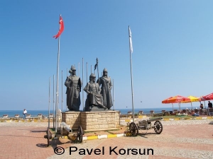 Памятник турецкому султану возле которого расположены две пушки