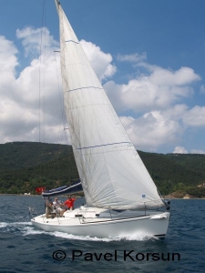 Пластиковая яхта под парусом стаксель в проливе Босфор