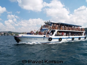 Туристический катер в проливе Босфор