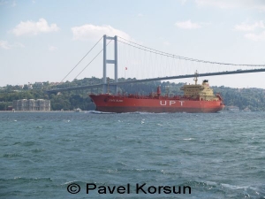 Грузовой корабль проходит под мостом соединяющим Европу и Азию