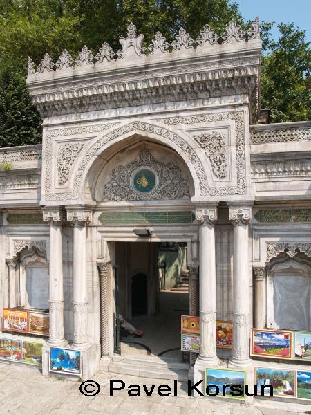 Исторические ворота с восточным орнаментом и картинами на продажу