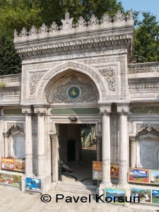 Исторические ворота с восточным орнаментом и картинами на продажу