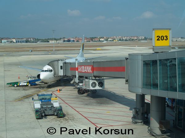 Заправка и обслуживание самолета у терминала аэропорта в Стамбуле