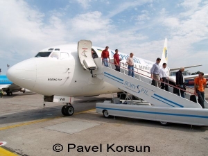 Киев - Аэропорт Борисполь - Пассажиры выходят из самолета в аэропорту Борисполь