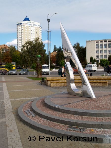 Бровары - Солнечные часы на центральной площади Броваров