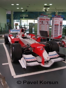 Болид Формулы 1 в современном офисе компании Тойота