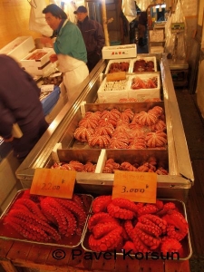 Морепродукты на рыбном рынке в Токио