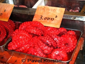 Красный осьминог на продажу на рыбном рынке