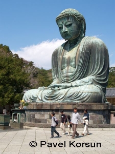 Бронзовая статуя сидящего Будды в позе лотоса